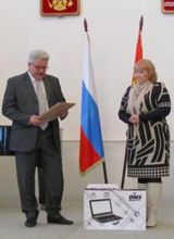 Диплом и подарок вручаются С.П.Котловой