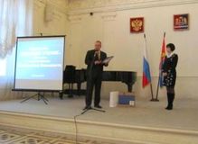 Диплом и подарок вручаются М.Н.Смирновой