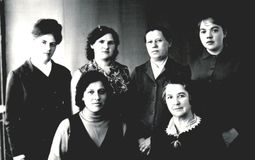 Коллектив библиотеки. Справа вверху - директор библиотеки А.П. Ягодкина (Гайдай). 1972 год